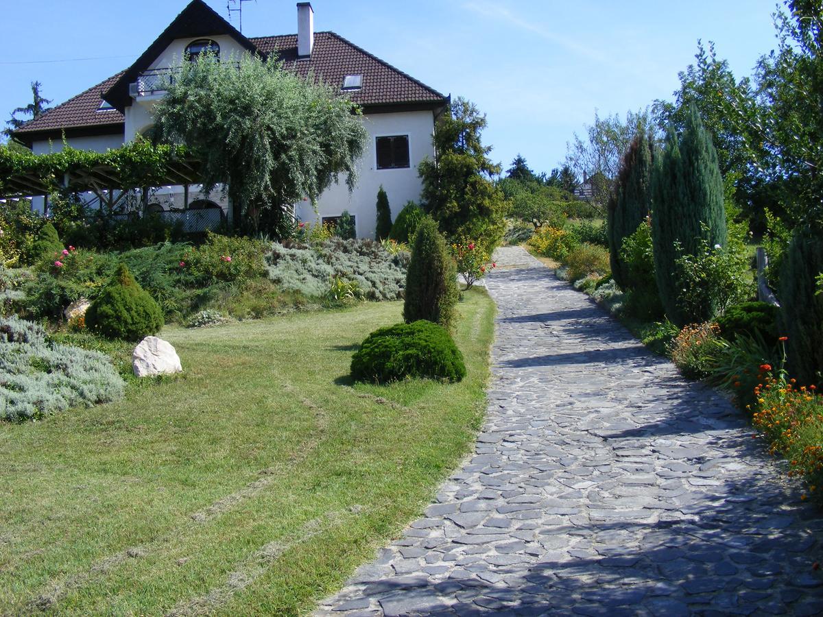 Pigál Panzió Bed and Breakfast Badacsonyörs Esterno foto