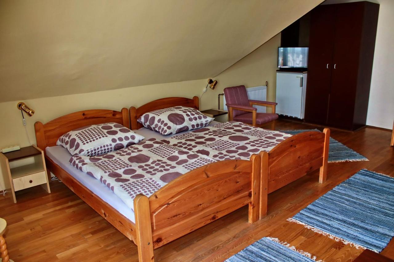 Pigál Panzió Bed and Breakfast Badacsonyörs Esterno foto