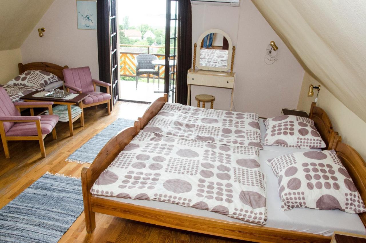Pigál Panzió Bed and Breakfast Badacsonyörs Esterno foto